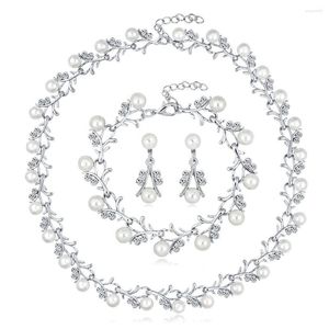 Kettingen Dazzling legering ketting set voor vrouwen met parel oorbellen en armband