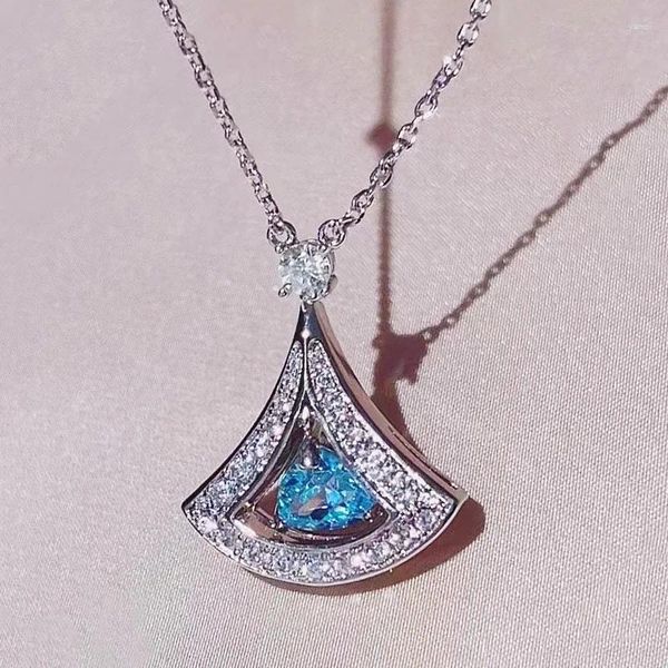 Chaînes délicates en forme d'éventail pendentif collier pour femmes incrusté élégant bleu ciel cubique zircone fête de mariage bijoux de mode