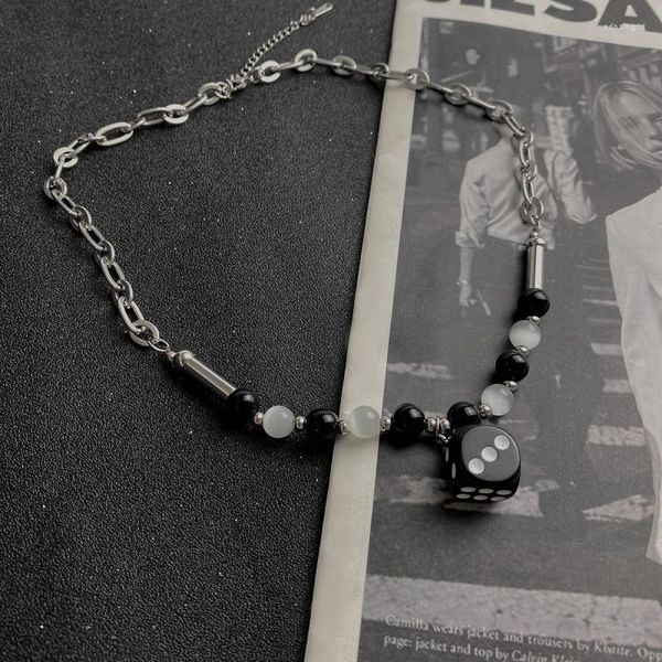 Cadenas de dados en blanco y negro, collar de viento fresco para hombres, amantes del hip-hop, accesorios para suéter femenino, colgante de acero de titanio sin decoloración Je