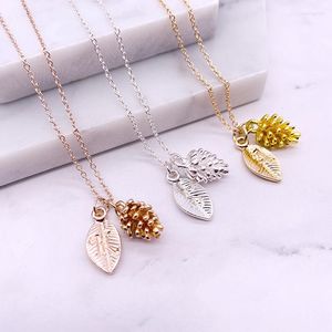 Chaînes anglais lettre initiale collier pomme de pin chanceux heureux chaîne bijoux à breloques mode amour cadeau pour un ami de la famille