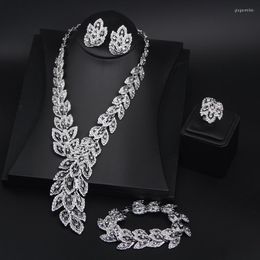 Chaînes Européenne Et Américaine Exagérée Plume Cloutée Diamant Clavicule Collier Court Ensemble De Quatre Accessoires Pour Femmes En Gros