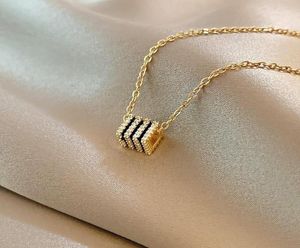 Kettingen Europese en Amerikaanse roestvrijstalen hanger ketting voor vrouw mode gouden ketting sleutelbeen trui sieraden geschenken4575043