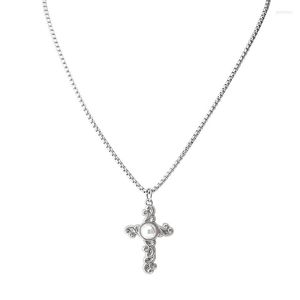 Kettingen Europees Licht Luxe Luxe Punk Fashion Sieraden Decoratie Hanger Roestvrij staal mannen en vrouwen Pearl Cross -kettingen