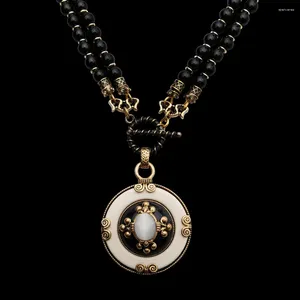 Chaînes Série Vintage européenne Pendentif circulaire blanc Ancien collier de chaîne de perles d'agate noire naturelle