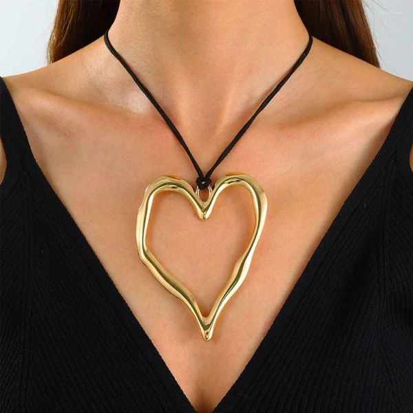 Chaînes exagérées personnalisées irrégulières creuses grand coeur collier de corde tressé pour les femmes - chaîne de clavicule créative