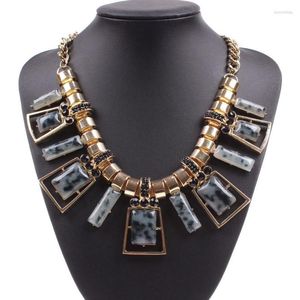 Chaînes marque de mode 2023 cristal carré résine élégante fête femmes conçu collier en or pour dames