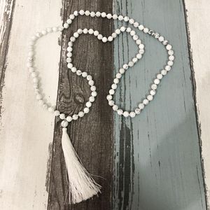 Chaînes Collier de perles Howlite givrées 108 perles de prière nouées à la main et gland