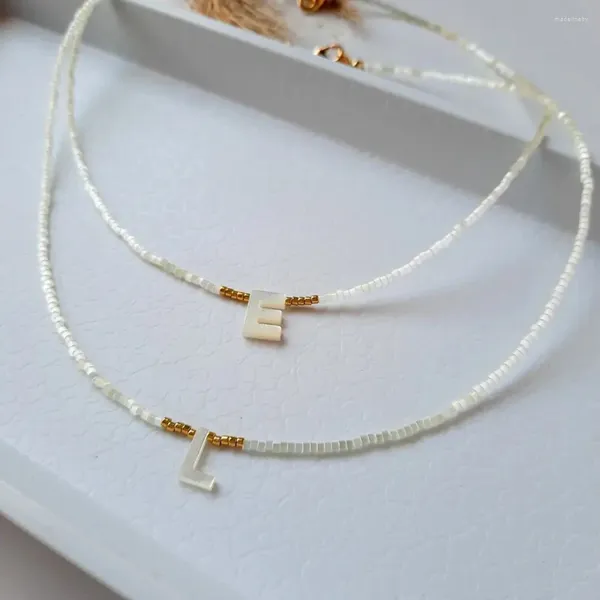 Chaînes Go2boho Colliers de perles Minimaliste Boho Mode Shell Lettres Pendentif Perles de verre blanc Empilage Bijoux faits à la main pour les femmes