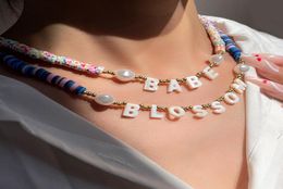 Chaînes à la main nom personnalisé lettre argile perles collier pour femmes coquille naturelle initiales couleur polymère perle ras du cou bijoux cadeaux 2404851