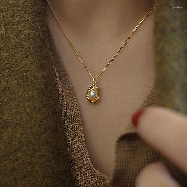Chaînes de haute qualité mode perle incrustée chaîne de clavicule pour femme 18 carats or pendentif collier avec conception de niche