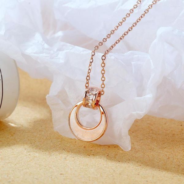 Chaînes Jialy Fashion 316L Collier en acier inoxydable Chaîne Rose Perle Huîtres Lune Pendentif Charme avec Pave CZ pour femmes Bijoux