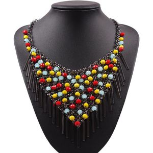 Chaînes Dernier modèle de mode Collier de perles de résine colorée pour femmes Chaîne noire Pendentif Déclaration Dames Chunky JewelryChains