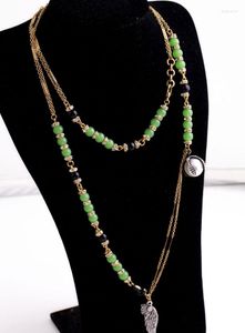Chaines Les derniers bijoux de fête dominants Color Gold 2023 Couche Aile alliage diamante Déclaration de perles vertes longues Colliers