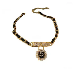 Chaînes Collier tressé en cuir Simple et à la mode Design extérieur Colliers de perles de haute qualité Femmes durables