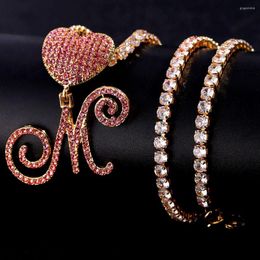 Chaînes de luxe glacé lettres initiales cursives rose cristal pendentif collier pour femmes brillant Zircon Tennis chaîne bijoux de fête