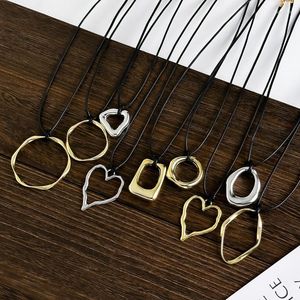 Chaînes Bijoux Modernes Une Couche Noir Cordon Collier Simplement Conception Métallique Creux Coeur Pendentif Pour Les Femmes Cadeau