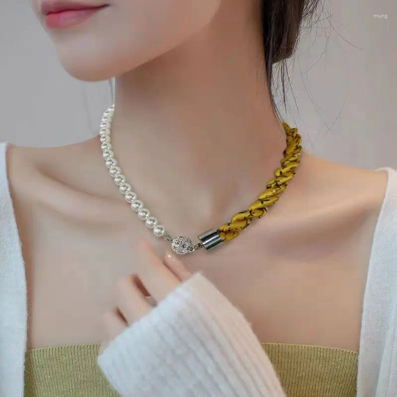 Kedjor Multifunktionell lyxig siden Scarf Pearl Necklace Magnetic Buckle Armband Women's Spring and Summer Neck Guard