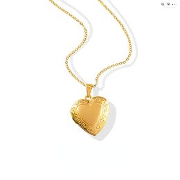 Ketens neutrale retro senior senior sense niche ontwerp flip perzik hart hanger ketting 18k goud vergulde liefde sleutelbeen ketting