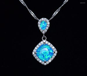 Chaînes Collier pendentif opale de feu bleu océan avec chaîne à vagues libres
