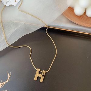 Kettingen Rose Gold Letter H Ketting Vrouwelijke Temperament Simple Kettingen Modificatie Clavicle Chain Modieuze Draag Single Product