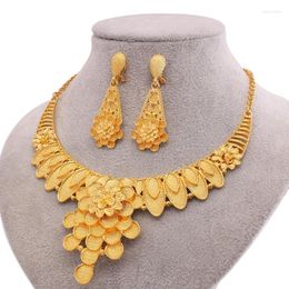 Ketens Rosel Gold vergulde hoogwaardige sieraden set voor vrouwen Saoedi -Arabië Bridale ketting en oorbellen Dubai 24kchains