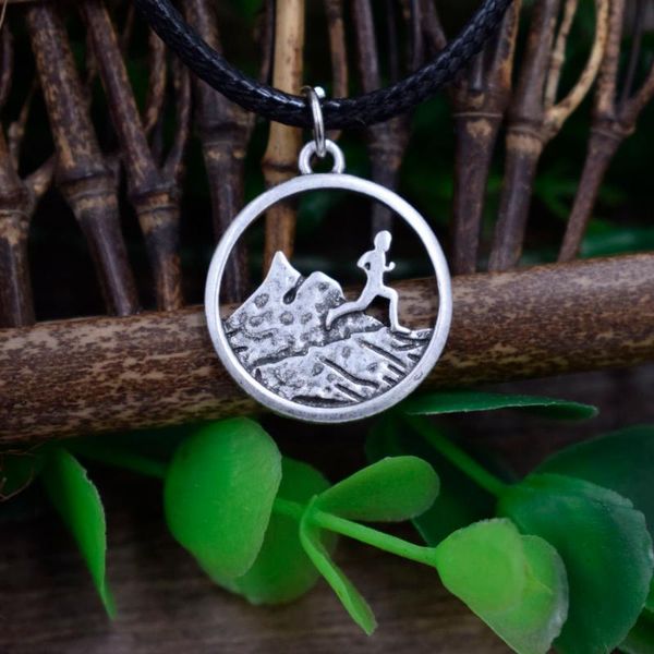 Chaînes SanLan A Boy Runner Round Charm Running Pendentifs Snowy Mountain Collier Randonnée En Plein Air Voyage Bijoux Montagnes Escalade Cadeaux