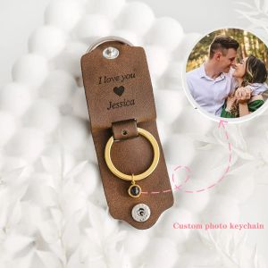 Cadenas Stainnless Custom Photo KeyChain Personalizado Fecha / Nombre Llaveros Coche Grabado Cuero Satement Personalizado Memorial Pareja Regalo