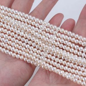 Cadenas al por mayor 4-4.5 mm Forma de patata blanca Hebra de perlas de agua dulce natural para la fabricación de joyas