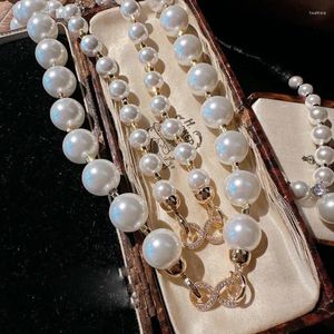 Collier de pierres précieuses enveloppées de chaînes, larme de sirène, perles de coquillages des profondeurs empilées