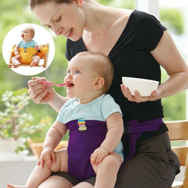 La chaise couvre le siège de sécurité de ceinture de salle à manger de bébé avec l'auxiliaire de courroie élevée