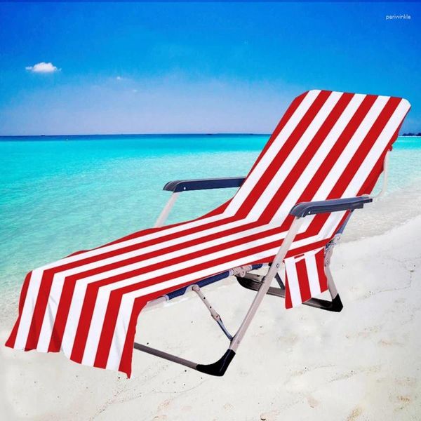 Couvre-chaise couverte de serviette de plage salon de piscine
