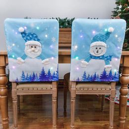 Housses de chaise Housse de chaise en tissu non tissé doux Père Noël LED Lumière Décoration de Noël Salle à manger Protecteur de chaise Housse de siège lumineuse 2024 231110