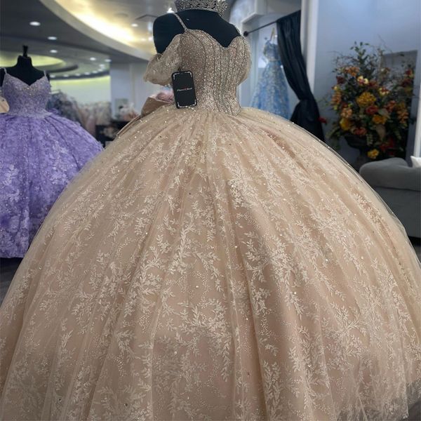 Champagne brillant Quinceanera robe robe De bal Spaghetti sangle Appliques dentelle perles volants Corset doux 15 robes De Quinceanera