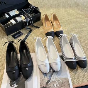 Chan Paris Chaussures de créateurs de luxe Chaussures plates de ballet noires et roses pour femmes, chaussures de marque avec chaînes 2C, chaussures de ballet en cuir matelassées, chaussures rondes en cuir formelles pour femmes