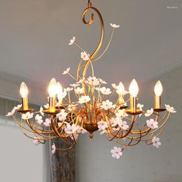 Candelabros Decoración de la boda de oro Candelabro de la sala de estar americana Iluminación Dormitorio creativo Lámparas LED de flores de pétalos de hierro dorado