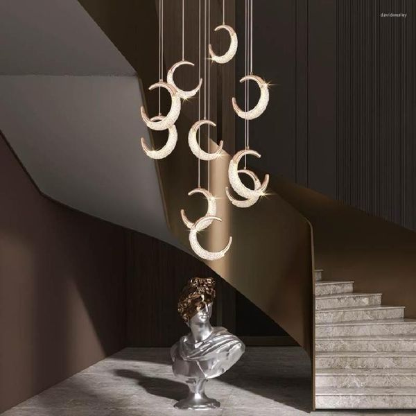 Candelabros Diseño moderno Forma de luna Araña de cristal para escalera Sala de estar Lámpara colgante Decoración interior Vestíbulo de lujo Accesorios largos Oro