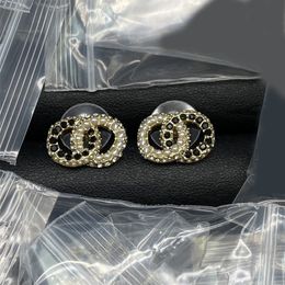 Diseñadores de joyas de perno prisionero de moda Pendientes de lujo chapados en plata para mujer para hombre tienen aretes de moda pequeños pendientes de diseñador de letras de oro joyería