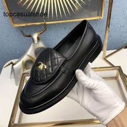 Chanelllies Designer Automne Chalettes Lingge Chaussures polyvalentes Femmes Foust Metal Buckle Chaussures noires