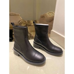 La version Chanelllies canalise les chaussures à main en cuir Bottes de trous de veau de veau concepteur