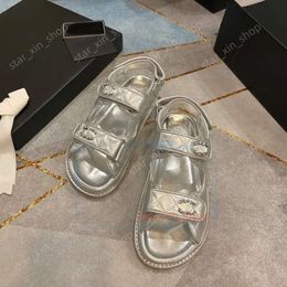 chanells sandal sandale glisse chaussures épais fond d'été à talon plat à talon plat à crochet décontracté boucle plage authentique en cuir haute qualité avec boîte 10a 8706 chanelsandaux
