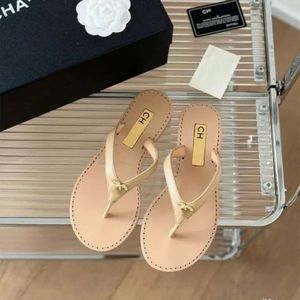 Chanells Sandale Femmes 2024 Summer Velvet Crystal Metallic Brand Chaussures pour femmes Chanelsandals Sexy Sexy Beach tong Flip-Flops Channel Tory Tories Chanells Sli 139