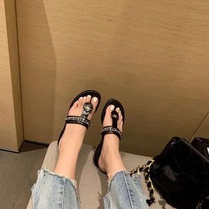 Chanells Sandale Femmes 2024 Summer Velvet Crystal Metallic Brand Chaussures For Women Chanelsandals Sexy Beach Flip-Flip-Flip-Flip Flip Channel Tories Tories Chanells Sli 365