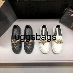 Chanells schoenkanaal muildieren zwart witte klassiek gewatteerde lederen jurk schoenen slip op lambskin loafer dames cha designer loafers gouden ketting parel charme sandaal lage blok