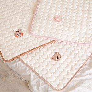 Aankleedkussen Covers Koreaanse Beer Bunny Geborduurde Baby Luier Aankleedkussen Wasbaar Waterdicht Kinderen Matras 230705