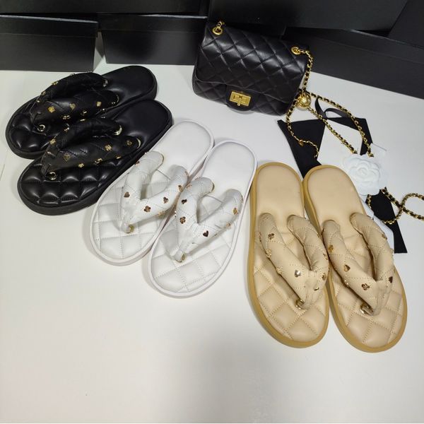 Canal 23P Sandalias acolchadas Zapatillas Mujer 23C Niñas C Encantos acolchados Tanga Diapositivas Chanclas de marca Cuero de piel de cordero suave Sandalias de diseñador París Fondo grueso Piscina Sli