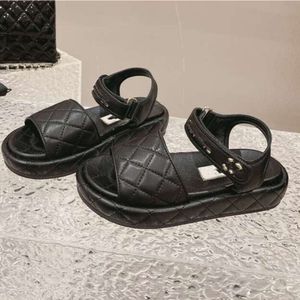 Channel Dad Sandalias para mujer de piel de becerro acolchadas Sandalias de diseñador Zapatos Plataforma Pisos Tacón bajo Cuña Sandalias con hebilla de diamante Resbalón en la correa del tobillo Zapatos de playa Flip Flo