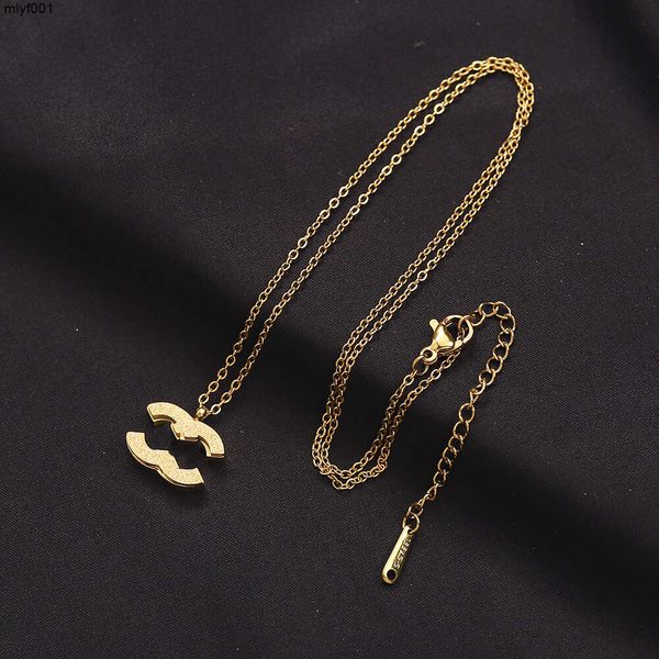 Collier pendentif d'amour de créateur de chaîne plaqué or 18 carats, collier de conception exquise, bijoux de marque haut de gamme, longue chaîne en argent, collier cadeau de luxe de printemps
