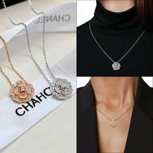 Kanaaldiamanten camellia ketting BOUTON DE CAMELIA ketting, aanpassingsring, eenvoudige stijl, hol aan beide zijden, delicaat en vol driedimensionaliteit J12071