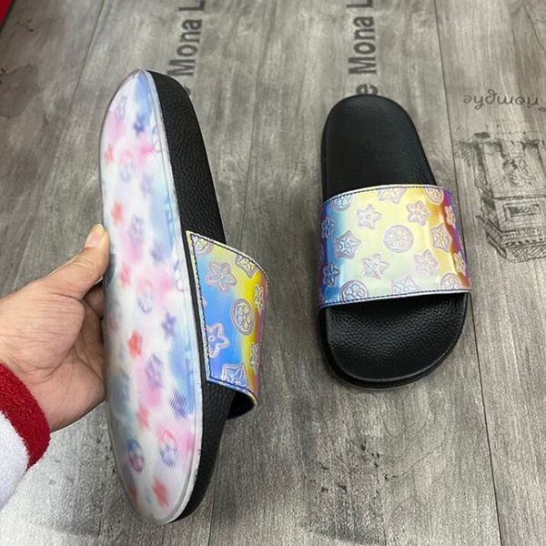 Canal láser Vintage Mujer Plataforma Zapatilla Sandalias holográficas Hombres Slip On Slides Monogramas Imprimir Scuffs Chanclas Playa Piscina Zapatos deportivos Mulas Cambio de color TR