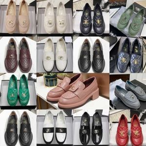 Sandalias de cuero con bloqueo de canal Vueltas de piel de oveja Lengüeta acolchada Mocasines Turnlock Mocasines Pisos Diseñador Zapatos de mujer Entrelazados c Oro Plata Cristal Cadena Hebilla Diapositiva